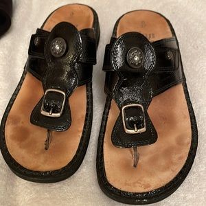 Finn Comfort Wichita black patent leather sandals w/orthopaedic footbeds.Size 37